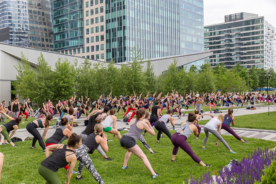 lululemon seaport hours